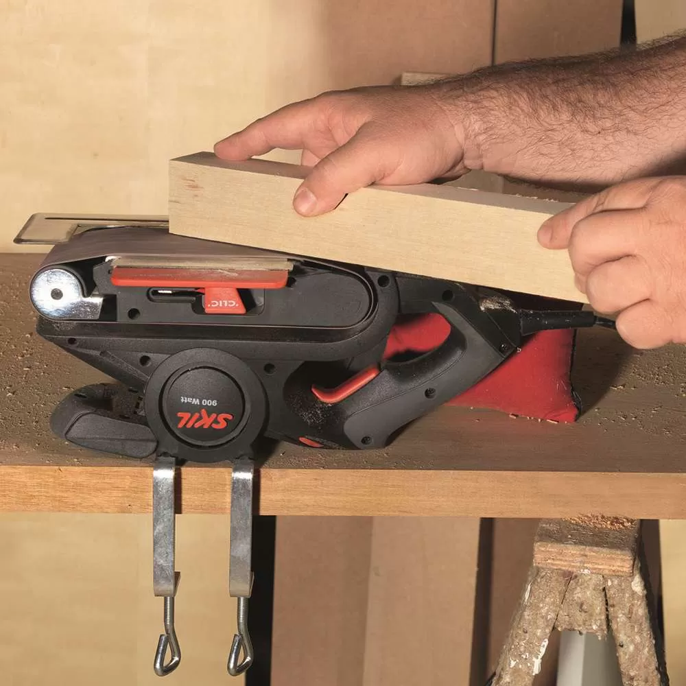 Lixadeira de Cinta Skil 7640 900W 220V, com 3 Lixas, Saco coletor de pó, 2 Grampos, Adaptador para coletor de pó em Maleta