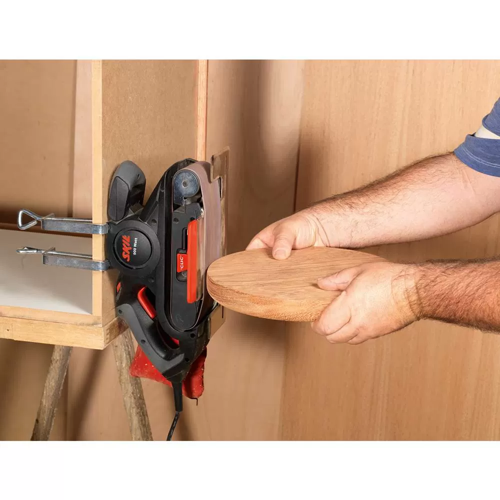Lixadeira de Cinta Skil 7640 900W 220V, com 3 Lixas, Saco coletor de pó, 2 Grampos, Adaptador para coletor de pó em Maleta